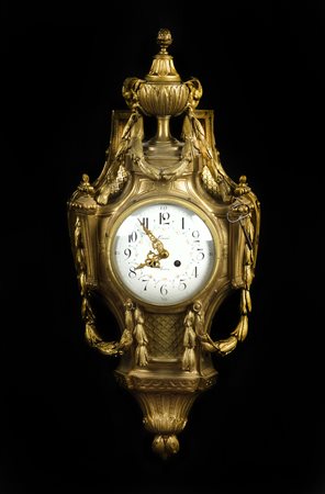 FRANCIA, PERIODO LUIGI XVI Orologio da parete, in bronzo cesellato e dorato,...