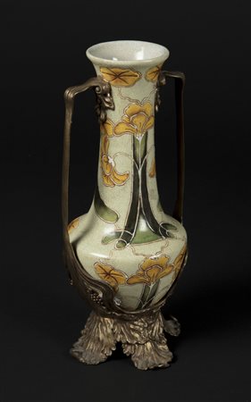 MANIFATTURA ART NOUVEAU Vaso in ceramica con base e manici in bronzo. . Cm...