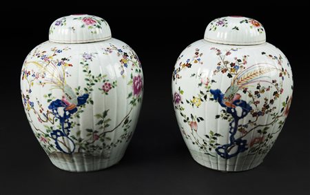 MANIFATTURA CINESE DEL XX SECOLO Coppia potiches in porcellana bianca...