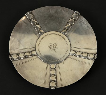 TIFFANY Alzata in argento cesellato. Primi anni del '900. . Cm 25,50....