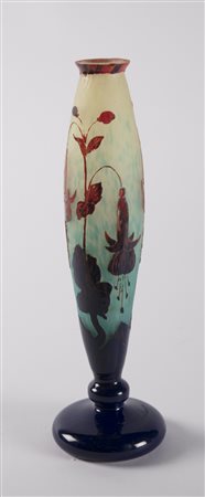 LE VERRE FRANCAIS Vaso a balaustro riposante su base circolare in vetro...