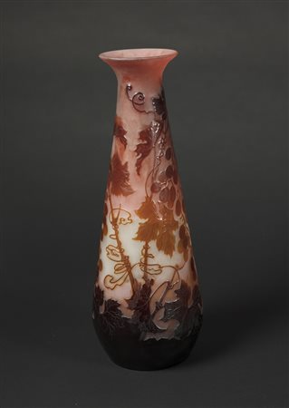 GALLE' Grande vaso ovoidale in vetro doppio, decoro di uva e foglie nei toni...