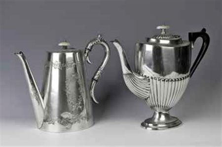 Lotto composto da: - Teiera in silverplate, Sheffield, fine XIX secolo,...