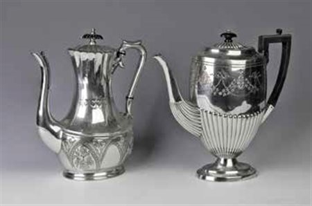 Lotto composto da: - Teiera in silverplate, Sheffield, fine del XIX secolo,...