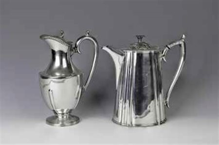 Lotto composto da: - Versatoio in silverplate, Sheffield, prima metà del XX...