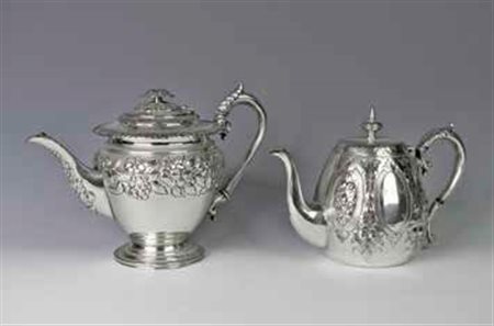 Lotto composto da: - Teiera in silverplate, Sheffield, prima metà del XX...