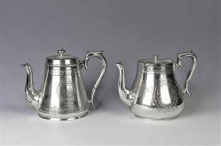 Lotto composto da: - Teiera in silverplate, Sheffield, fine del XIX secolo,...
