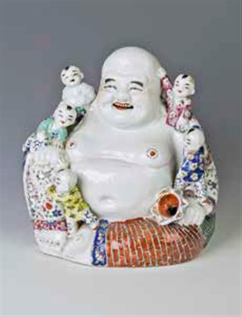 Buddha in porcellana smaltata, Cina, inizi XX secolo, decorato in policromia,...