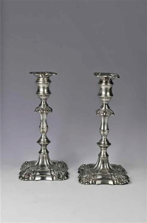 Coppia di candelieri in argento, Sheffield, 1864, John Knowles & Son, altezza...