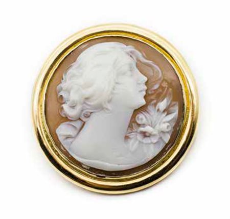 Spilla - cammeo con montatura in oro giallo, gr. 20,2, raffigurante testa...