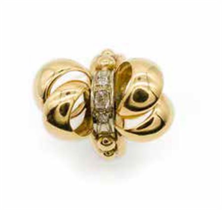 Anello in oro giallo, gr. 13,55, con diamanti del peso complessivo di ct....