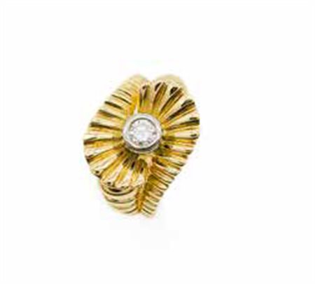 Anello in oro giallo, gr. 12,3, con diamante taglio brillante ct. 0,25 ca.