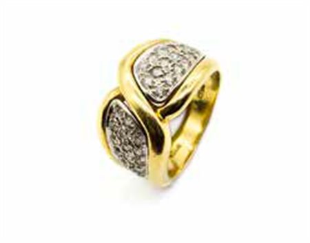 Anello in oro giallo e bianco, gr. 9,6, con diamanti.