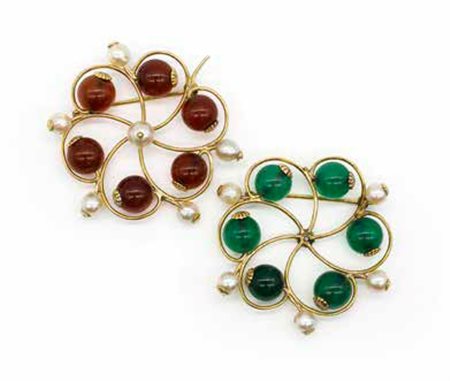 Coppia di spille in oro giallo, gr. 23, con perline e semipreziosi.