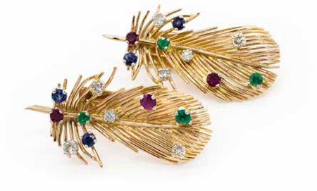 Parure in oro rosa composta da spilla e orecchini con diamanti, rubini,...