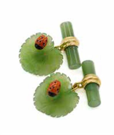 Gemelli in giadeite a forma di foglia con coccinella, gr. 7,6.