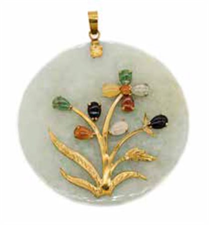 Pendente in pietra dura con decori in oro a motivo floreale, gr. 19,90.