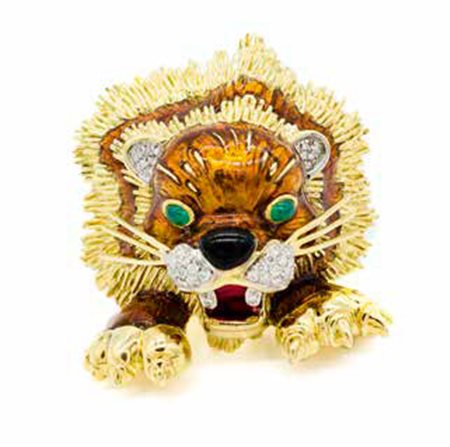Spilla in oro giallo, gr. 45,7, a guisa di leone con smalti, diamanti e...
