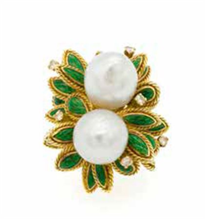 Anello in oro giallo, gr. 19,9, con smalto verde, diamanti e due perle.
