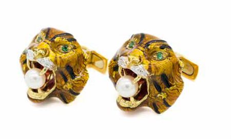 Gemelli in oro giallo, gr. 27,9, a guisa di testa di tigre con smalti,...