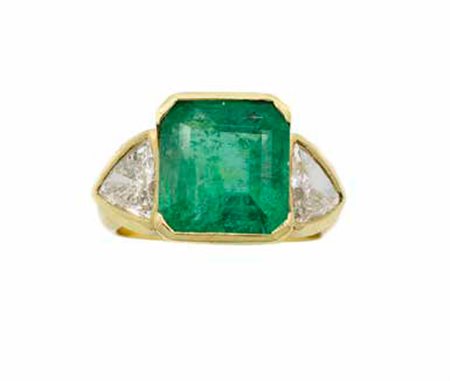 Anello in oro giallo con smeraldo del peso di ct. 6,00 ca e due brillanti,...