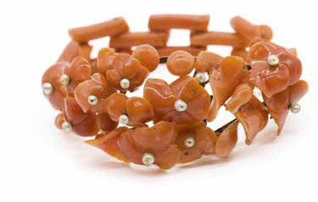 Parure composta da bracciale e spilla in corallo rosa con perline.