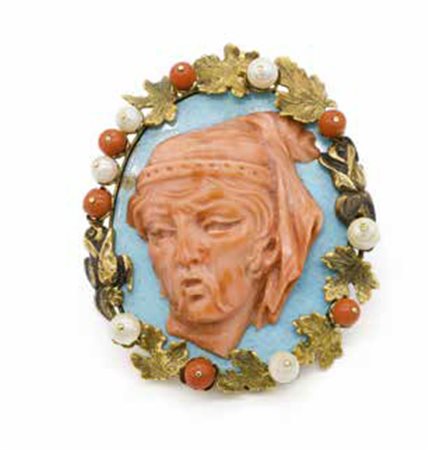 Spilla in oro giallo, turchese, corallo rosa e perline, gr 43,6.