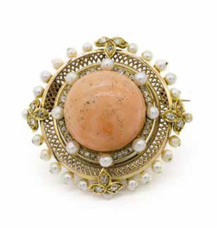 Spilla in oro giallo, gr. 24, con diamanti, perle e corallo cabochon.