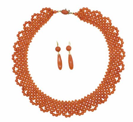 Parure composta da collana e orecchini in corallo rosso; lievi difetti.