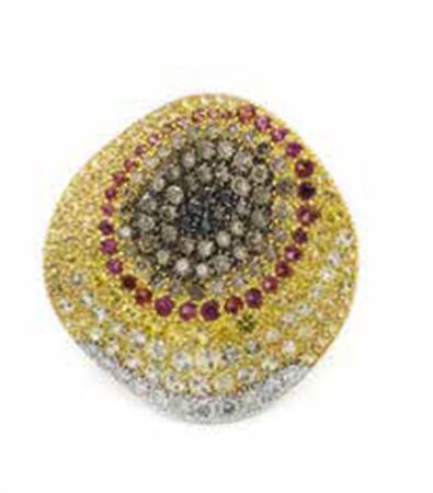 Anello in oro giallo a forma ondulata con brillanti, zaffiri, rubini. Peso...