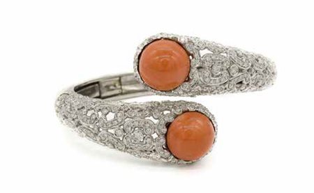 Bracciale a contrarie in oro bianco, gr. 66,30, con diamanti e cabochon di...