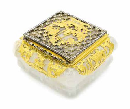 Tabacchiera in quarzo con decoro in oro giallo, argento, brillanti e rubini,...