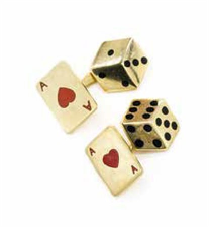 Gemelli in oro giallo, gr. 11,70, a guisa di dadi e carte da gioco.
