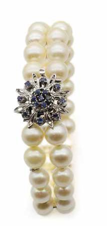 Bracciale in perle con chiusura in oro bianco a guisa di fiore con zaffiri
