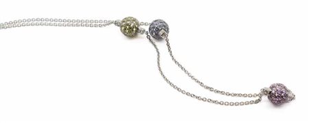 Collanina in oro bianco, gr. 8,7, con tre pendenti con diamanti e zaffiri.