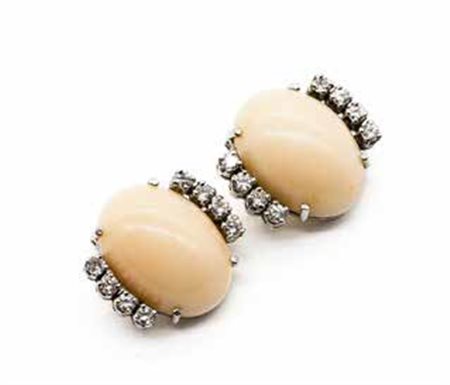 Orecchini in oro bianco, gr. 13,1, con diamanti e coralli rosa.