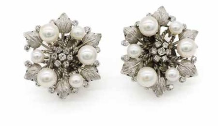 Orecchini in oro bianco, gr. 31,30, con perle e diamanti del peso complessivo...