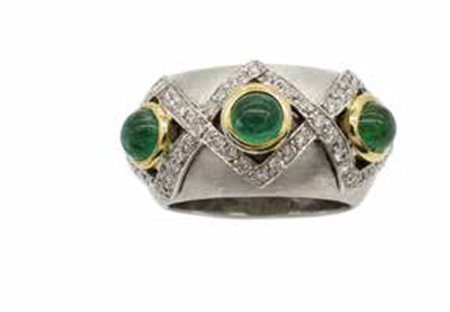 Anello in oro bianco, gr. 16,8, con diamanti e smeraldi cabochon.