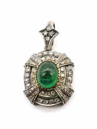 Pendente in oro e argento con diamanti e smeraldo taglio cabochon ct. 2 ca.