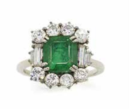 Anello in oro bianco, gr. 4,5, con diamanti taglio brillante e baguette del...