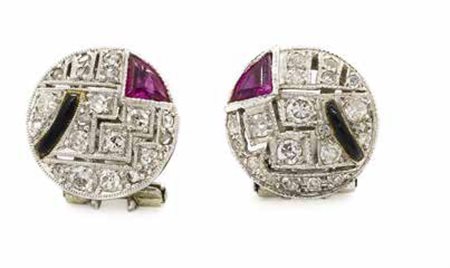 Orecchini in oro bianco, gr. 5,4, con diamanti, rubini e onice.