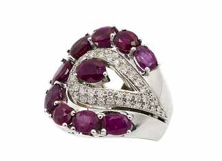 Anello in oro bianco, gr. 22,2, con dieci rubini del peso complessivo di ct....