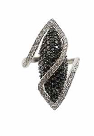 Anello in oro bianco, gr. 9,20, con diamanti e diamanti neri del peso...