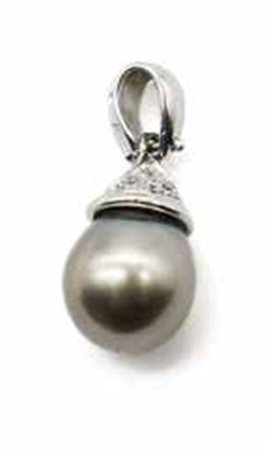 Pendente in oro bianco, gr. 3,1, con diamanti del peso complessivo di ct....