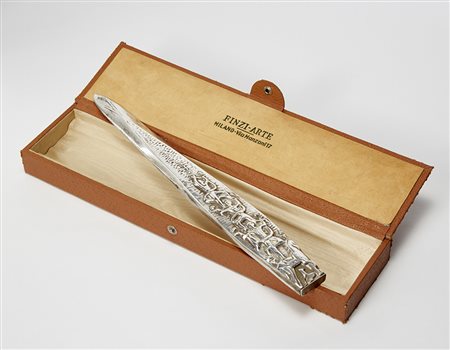 Finzi Tagliacarte in argento sbalzato a rilievo con figure di acrobati....