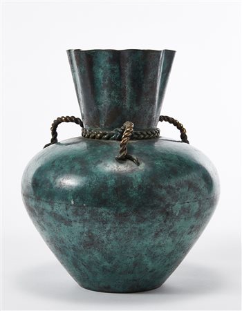 Vaso triansato in rame con collo costolato e anse a foggia di corda...