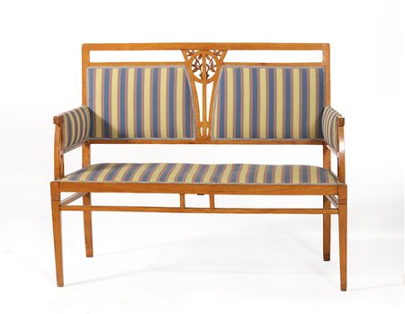 Divanetto Liberty in legno massello, con schienale decorato a foglie, gambe...