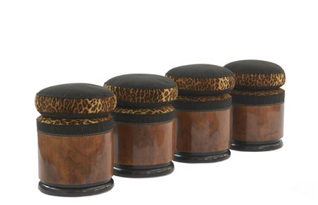 Gruppo di quattro sgabelli déco in radica di noce, base ebanizzata e...