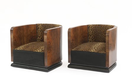 Coppia di poltrone a pozzetto déco in radica di noce, base ebanizzata e...