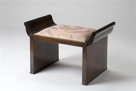 Sgabello déco in legno massello e impiallacciato; seduta imbottita in tessuto...